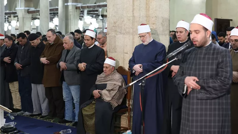 في أول ليالي المغفرة.. آلاف المصلين يناجون الله طمعًا في رضوانه بالجامع الأزهر