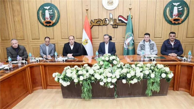 محافظ المنوفية يستعرض معدلات الأداء بمشروعات الخطة الاستثمارية وملفات التصالح 
