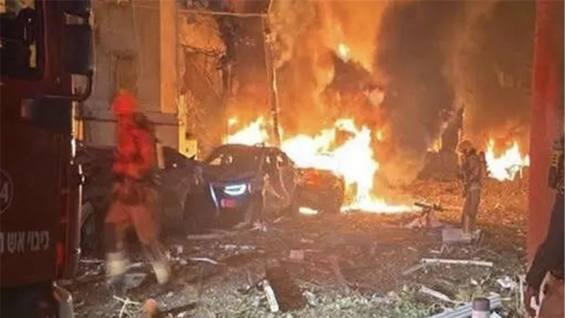 صواريخ إيرانية تضرب تل أبيب.. اعرف تفاصيل الانفجارات|فيديو