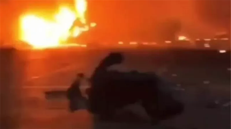 عاجل.. دبي ترصد حريقا في ميناء جبل علي في الإمارات 