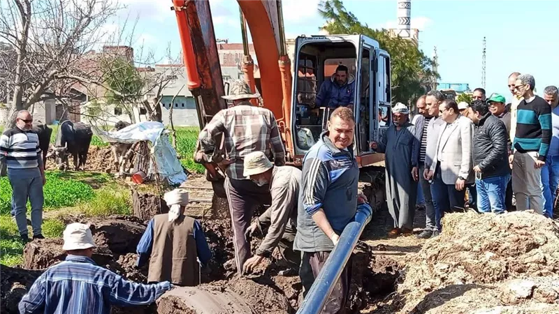  رئيس مدينة كفر الدوار يتابع تركيب خط مياه بقرية بولين لزيادة الضغوط.. تفاصيل 