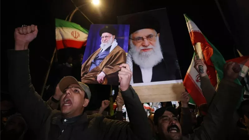 بالصور والفيديوهات.. الإيرانيون ينعون وفاة المرشد الأعلى علي خامنئي