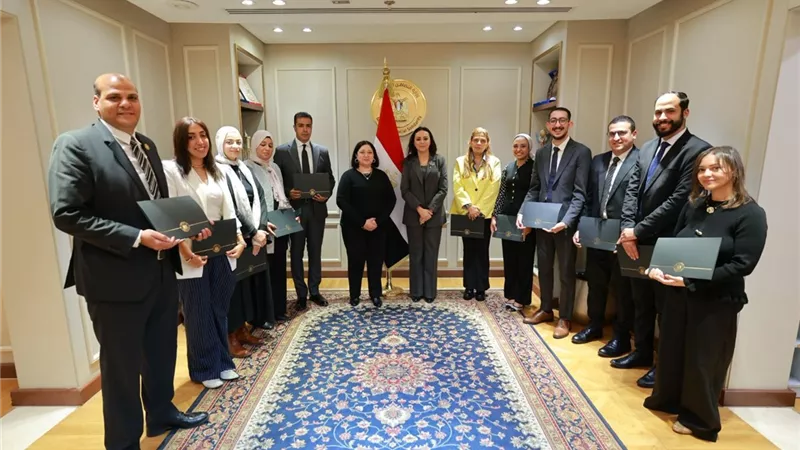 وزيرة التضامن تكرم فريق عمل الوزارة المشارك في معرض الحرف اليدوية بالهند