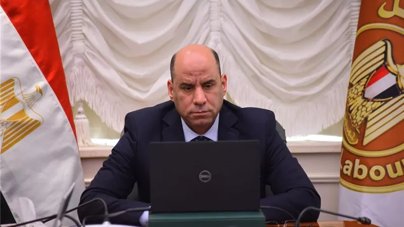 معكم لحظة بلحظة.. وزير العمل يتابع أوضاع العمالة المصرية بالخارج 