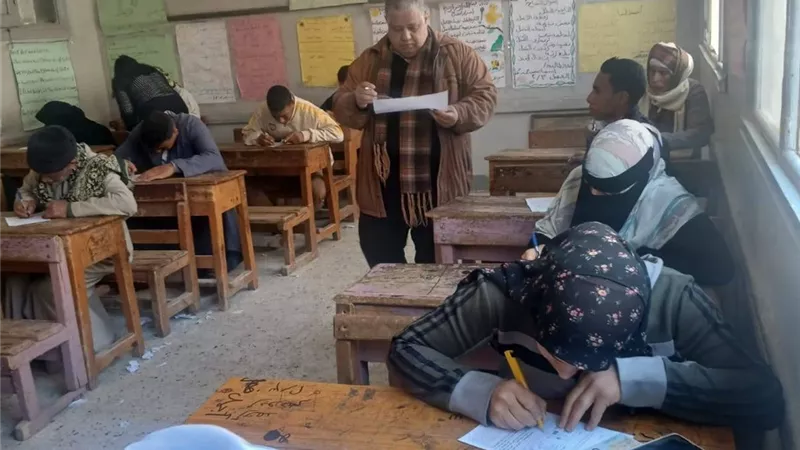محافظ أسيوط: انتظام امتحانات تعليم الكبار ومحو الأمية الفوري 