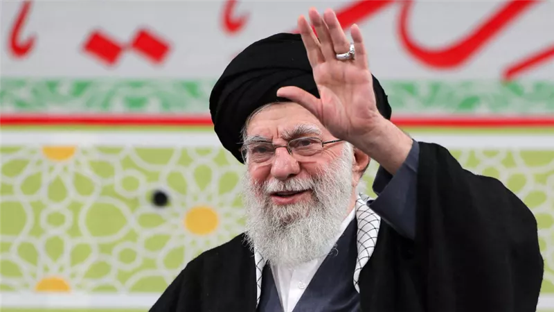 السفير رخا أحمد حسن: النظام الإيراني لن يسقط بمقتل خامنئي