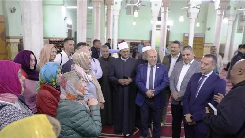 محافظ أسوان يرحب بفوج سياحى إسبانى أثناء زيارتهم لمسجد الطابية   