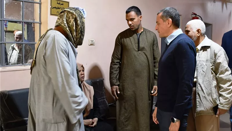 محافظ أسوان يتفقد مركز التأهيل الشامل ويوجه برفع جودة الخدمات لذوي الهمم 