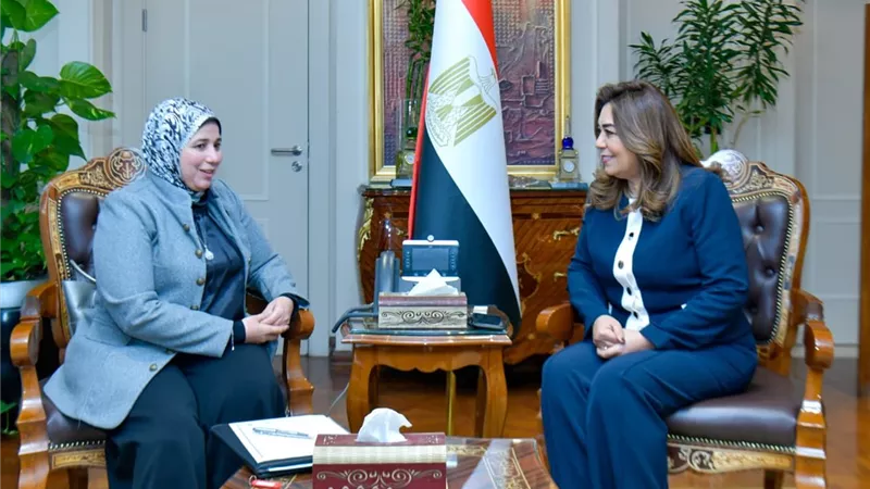 تعزيز قنوات التواصل والتكامل بين وزارة التنمية المحلية والسلطة التشريعية