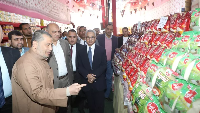 محافظ بني سويف يتفقد معرض 