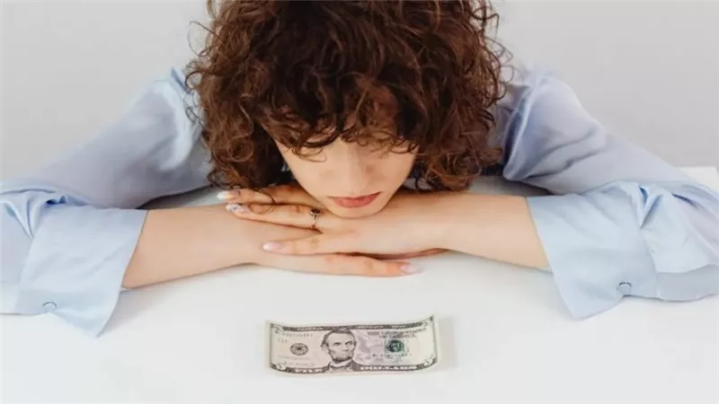 أسوأ من التدخين؟ الضغط المالي يسرع شيخوخة القلب لدى النساء