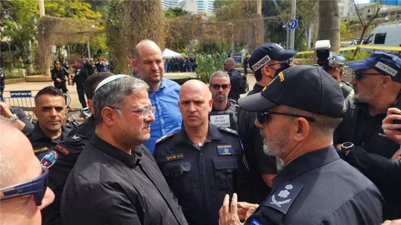 بن غفير يتفقد مكان القصف الإيراني على تل أبيب       