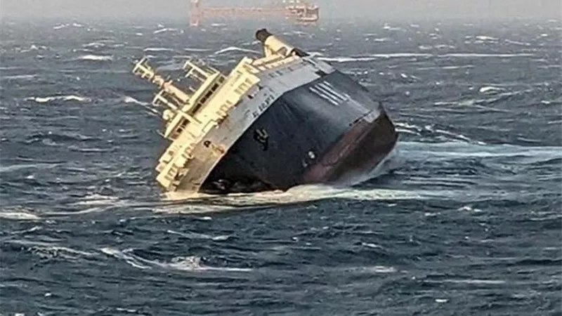 الجيش الأمريكي يعلن إغراقه فرقاطة إيرانية من طراز جماران في خليج عمان