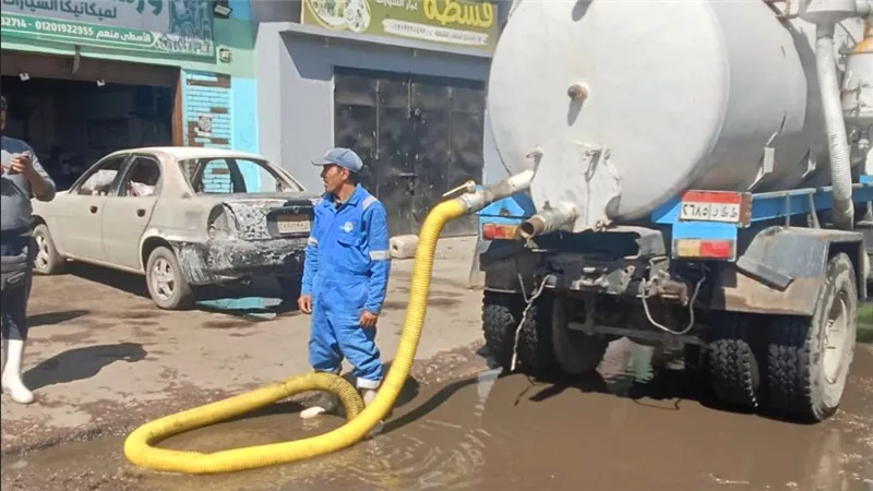 استمرار جهود رفع مياه الأمطار ببورسعيد.. وانتشار مكثف للفرق والمعدات