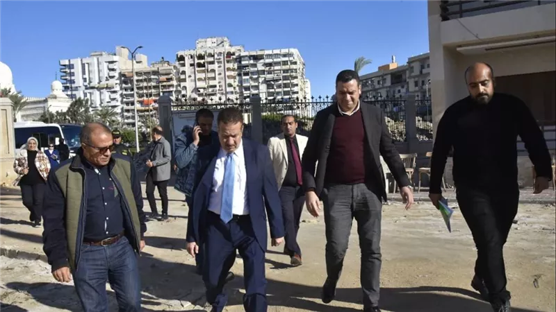 محافظ بورسعيد يتفقد شاليهات المعمورة ويشدد على سرعة الانتهاء من تطويرها