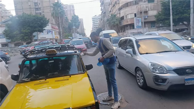 شباب الإسكندرية يوزعون 800 شنطة إفطار طريق ضمن حملة «خليك إيجابي»