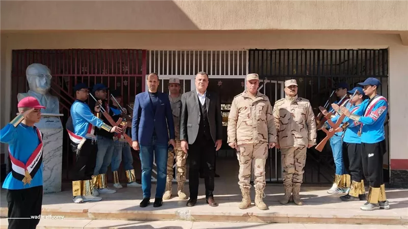  وكيل التعليم بدمياط والمستشار العسكري يتفقدان لجان امتحانات التربية العسكرية
