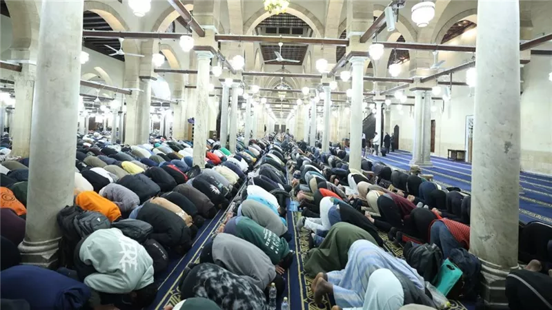 الجامع الأزهر يستقبل آلاف المصلين لأداء صلاتي العشاء والتراويح