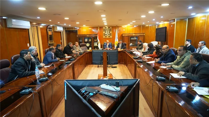 محافظ أسيوط يرأس اجتماعًا موسعًا لمتابعة ملف تقنين أراضي أملاك الدولة  