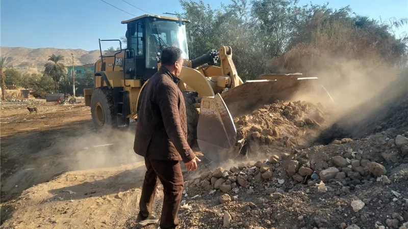 محافظ أسيوط : رفع 200 طن مخلفات بمنطقة عرب المدابغ وتسوية الطريق وبناء سور 