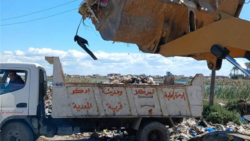 الاستمرار في متابعة أعمال النظافة بقرية المعدية مركز إدكو بالبحيرة