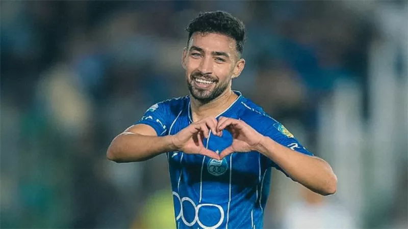 بعد إلغاء رحلته الجوية بسبب القصف.. منير الحدادي يهرب من إيران في رحلة برية