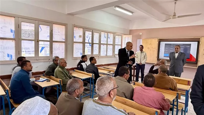 وزير التعليم يشهد تدريب معلمي الرياضيات بمدرسة نقادة الثانوية بنين|صور  