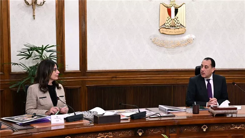 رئيس الوزراء يستعرض مع وزيرة الثقافة محاور العمل خلال المرحلة المقبلة