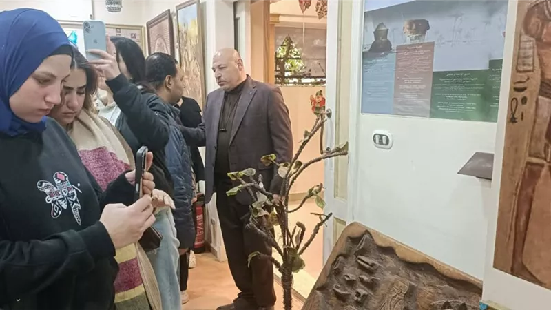 طلاب إعلام جامعة الإسكندرية الأهلية في زيارة للمتاحف المدرسية بمدارس بدر