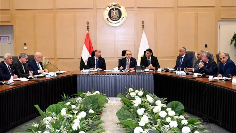 وزير الصناعة: طرح 1272 قطعة أرض مرفقة وتوطين كامل لسلاسل إنتاج الملابس 