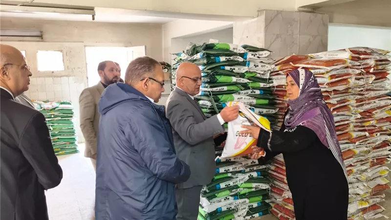 وكيل «زراعة البحيرة» يتفقد مخازن الإرشاد ويوجه بوضع الأسعار على التقاوى