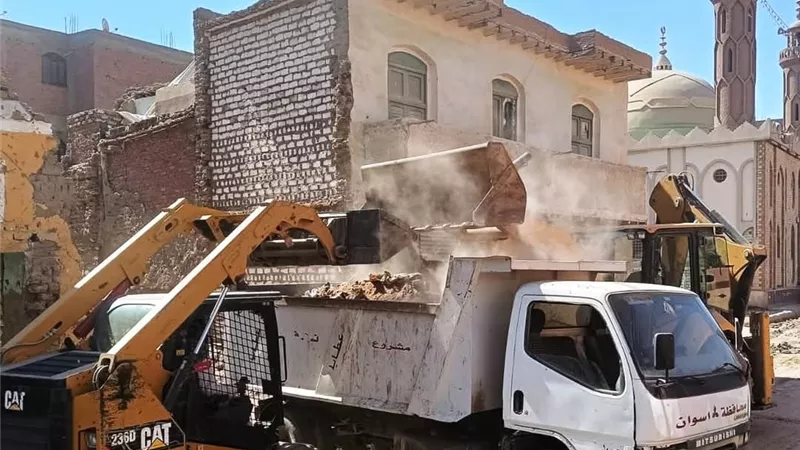 تسكين الباعة الجائلين بقرية الكلح شرق فى السويقة المخصصة لهم بمركز إدفو 