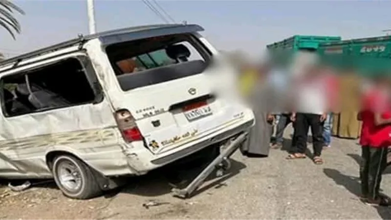 إصابة 9 أشخاص في تصادم ميكروباصين على الطريق الزراعي بأسيوط
