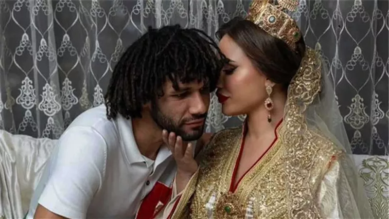 حذف صور وإلغاء متابعة.. هل انفصل محمد النني عن زوجته المغربية؟