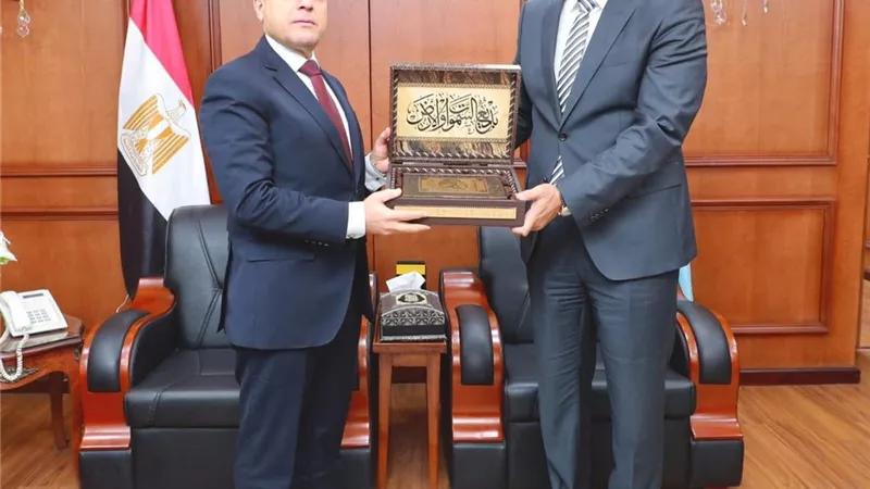 الإخلاص في العمل والتميز في الخدمة.. تكريم علاء عبدالمعطي بمقر كفرالشيخ