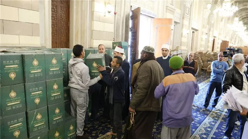 وزارة الأوقاف وبيت الزكاة المصري يوزعان 1000 كرتونة غذائية للأسر المستحقة