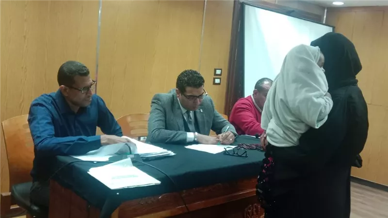 نائب محافظ الأقصر يبحث 37 طلبا وشكوى خلال لقاء اليوم المفتوح 