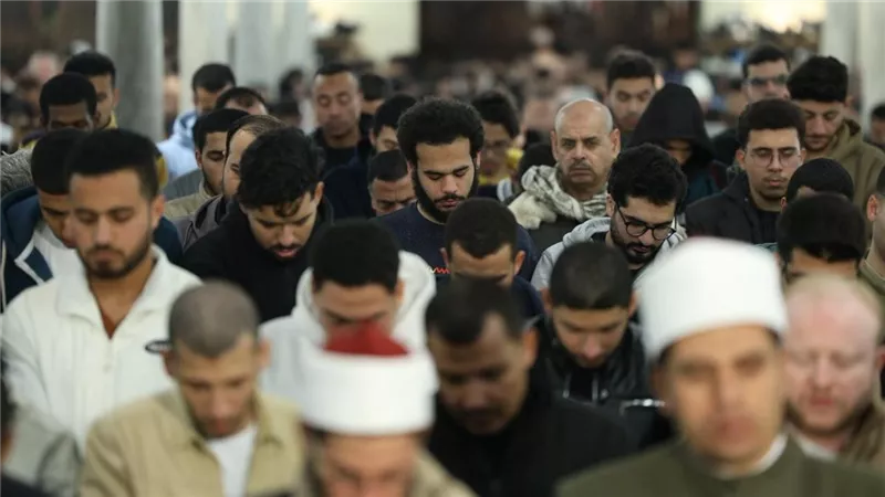 حشود المصلين تملأ الجامع الأزهر ودعوات صادقة بأن يعم السلام أرجاء العالم