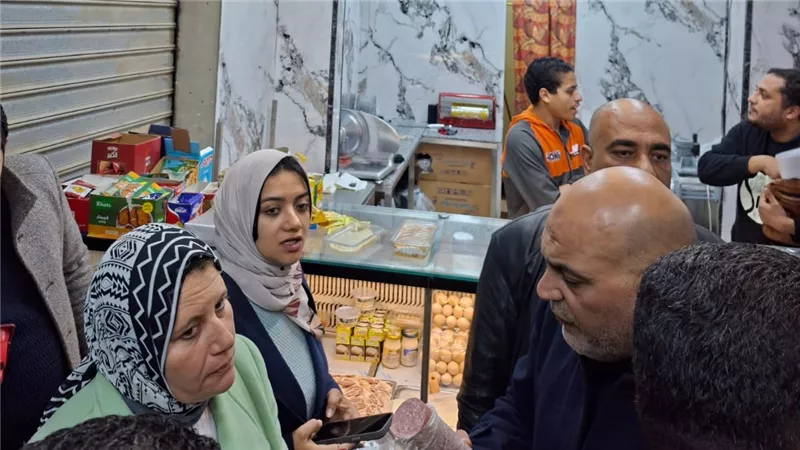 حملة مكبرة بشبرا الخيمة تضبط سجائر مهربة ولحوم فاسدة ومتابعة رفع الإشغالات