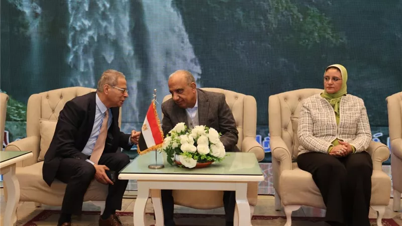 وزير الكهرباء يشارك العاملين والنقابة العامة للمرافق إفطارهم 