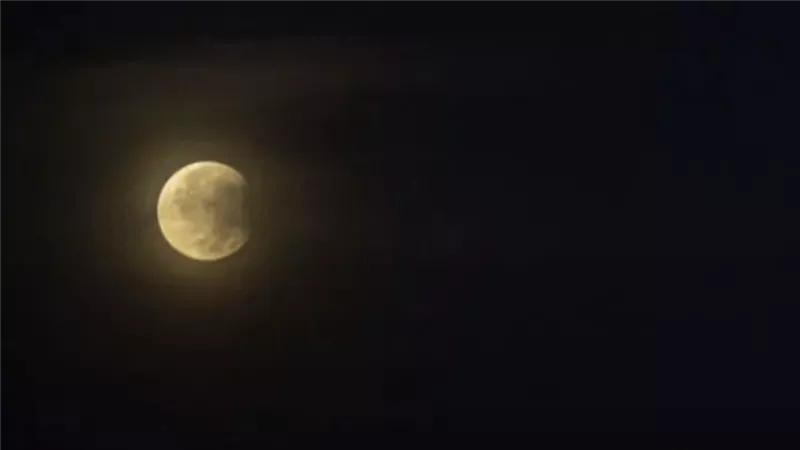 قمر شهر رمضان يقترب بنجم قلب الأسد في مشهد مبهر وبديع