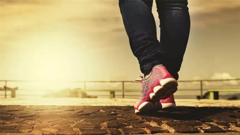 المشي قبل الإفطار.. كيف يؤثر على جسمك وصحتك في رمضان؟ 	