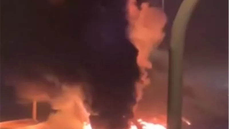 عاجل.. دوي انفجارات وحريق داخل السفارة الأمريكية في الرياض (فيديو)
