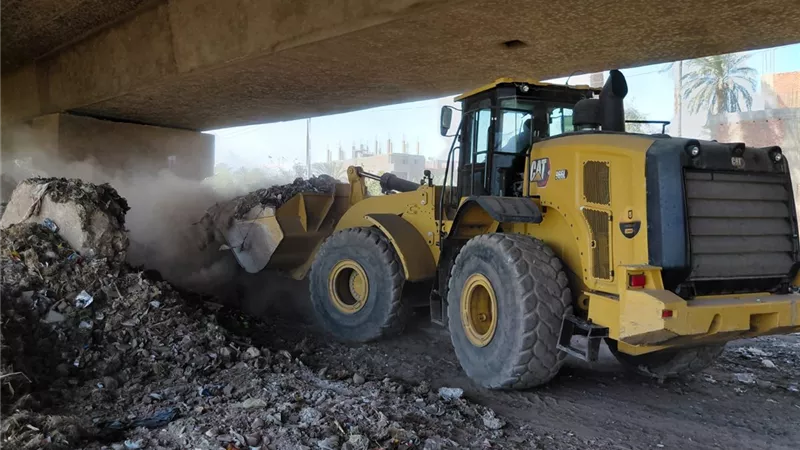 أسيوط: رفع 180 طن مخلفات من أسفل كوبري الواسطى بالطريق المؤدي لجزيرة الواسطى