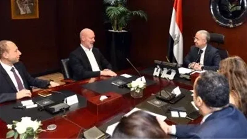 وزير الاستثمار يبحث مع السفير الفرنسى تعزيز التعاون بين البلدين