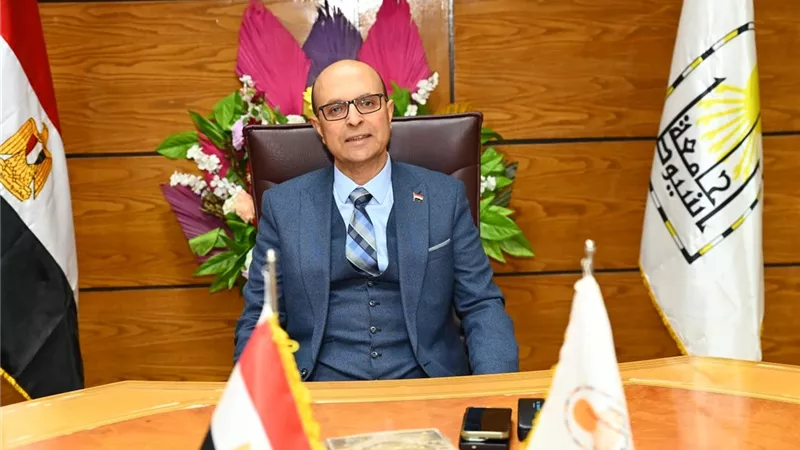 رئيس جامعة أسيوط يتابع تنفيذ برنامج ميكنة شئون التعليم والطلاب بكلية الحاسبات 