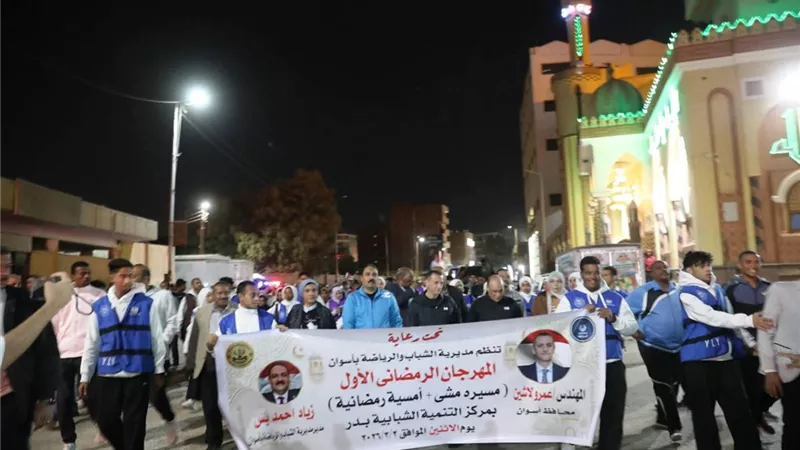 محافظ أسوان يشارك 300 شاب وفتاة فى ماراثون المشى دعماً للشباب  