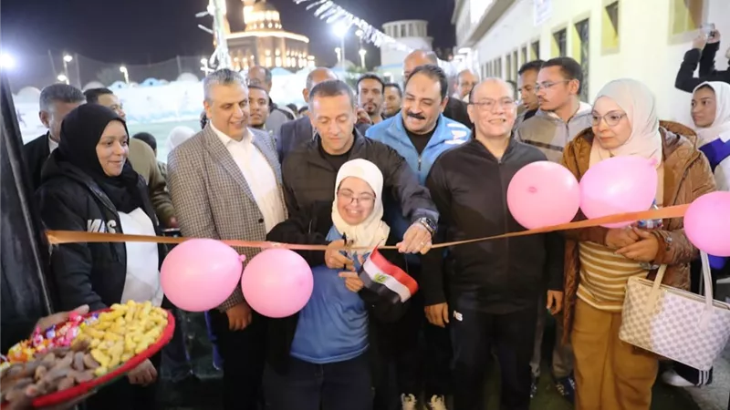 محافظ أسوان يشهد أمسية رمضانية ويفتتح معرضا للمشغولات اليدوية