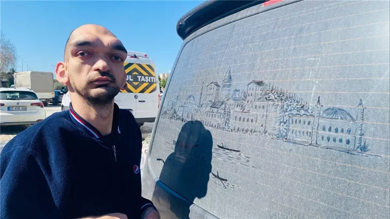 رسام يتحدى الإعاقة.. لوحات إسطنبول على سيارات مغبرة