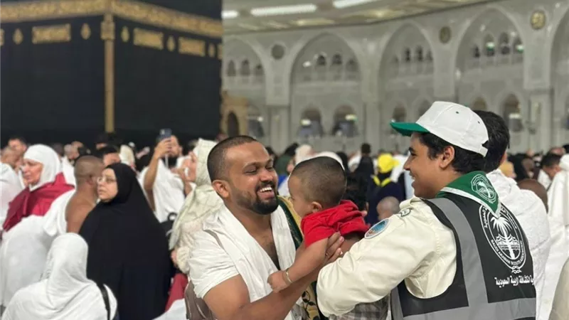 دموع تتحول لطمأنينة.. مشاهد لاحتواء الأطفال التائهين في الزحام بالمسجد الحرام